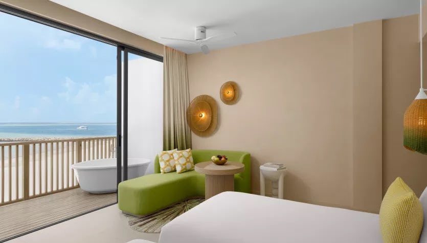 centara-mirage-lagoon-maldives-panoramic-lagoon-room-with-open-air-bath-01_12878