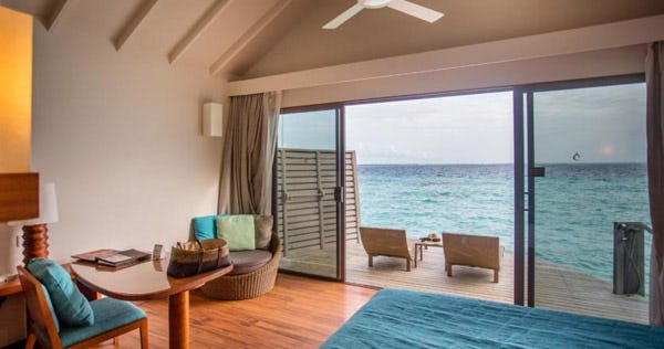 centara-ras-fushi-resort-and-spa-maldives-deluxe-overwater-villa-02_2796