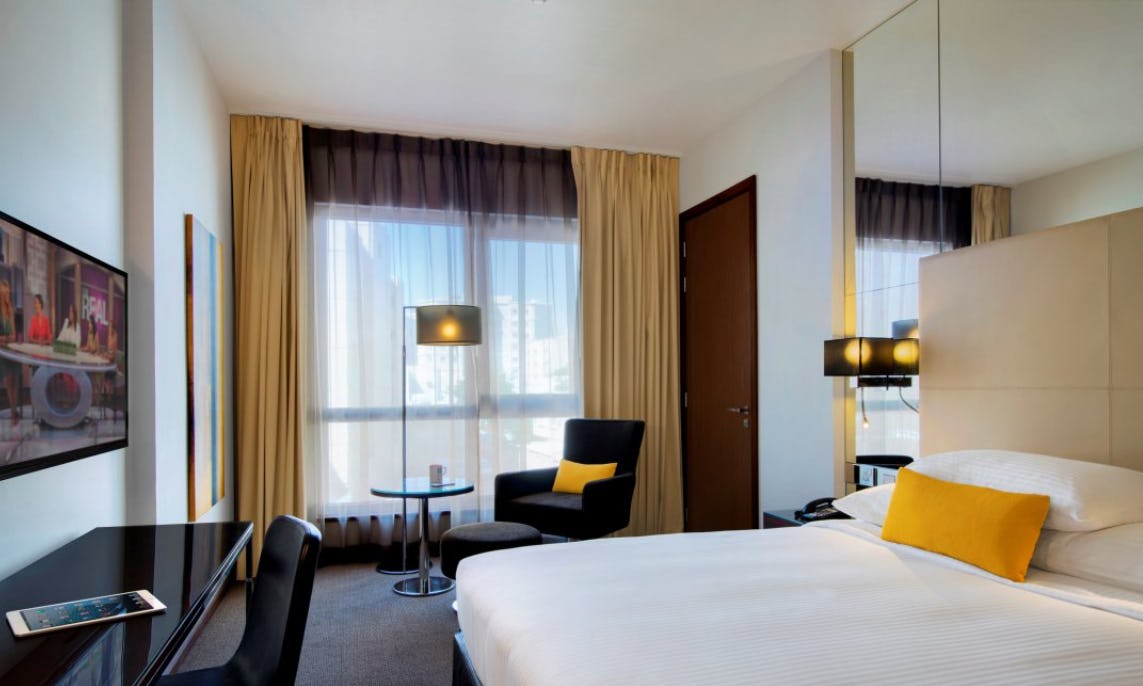 centro-capital-doha-centro-room-queen-bed_9007