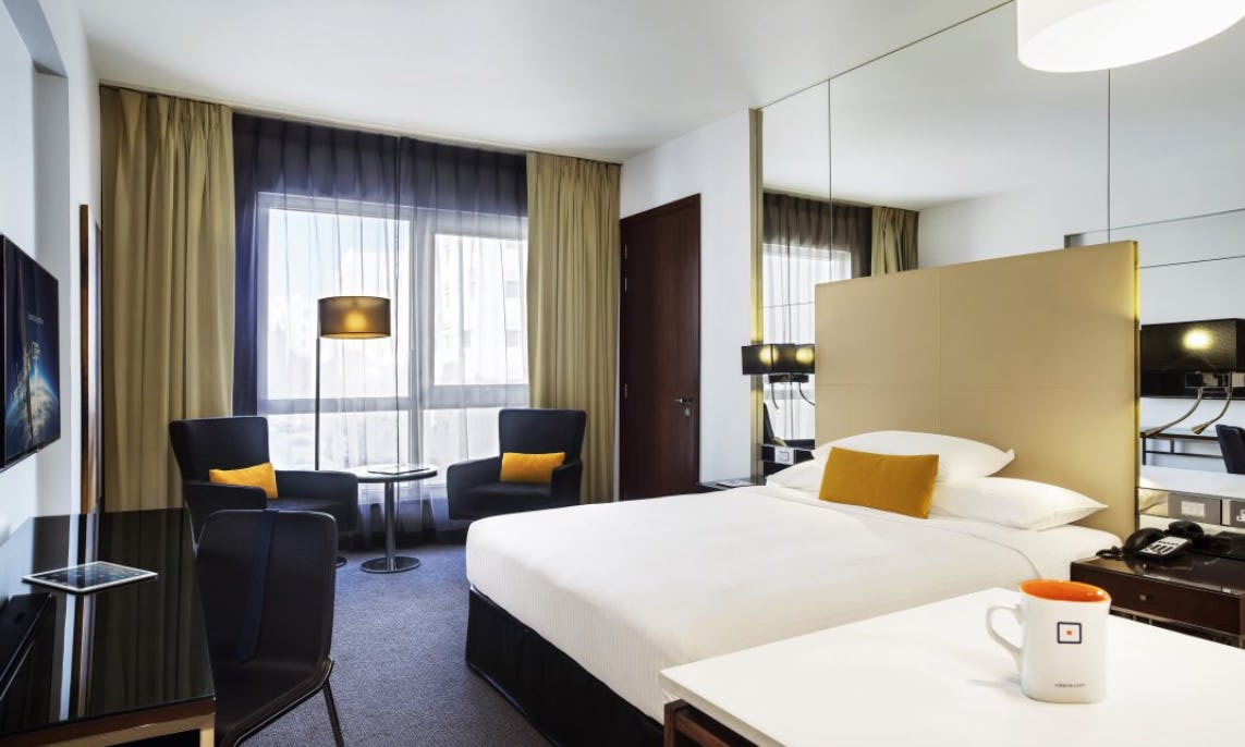 centro-capital-doha-spacious-centro-room-queen-bed_9007