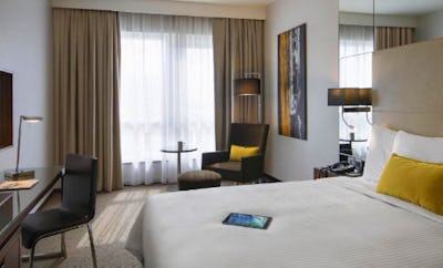 Centro Room Queen Bed