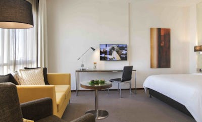 Studio With Kitchenette – Queen Bed