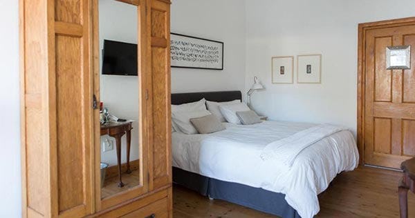 chartfield-guesthouse-cape-town-standard-room-01_920