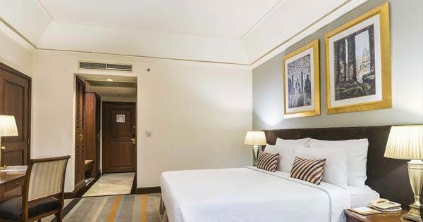 chatrium-hotel-royal-lake-yangon-deluxe-room-lake-view-02_8718