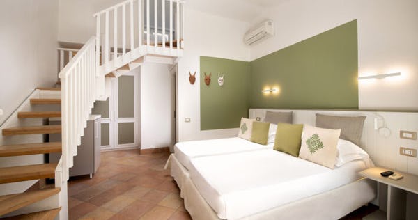 chia-laguna-resort-hotel-village-italy-family-garden-room_12207