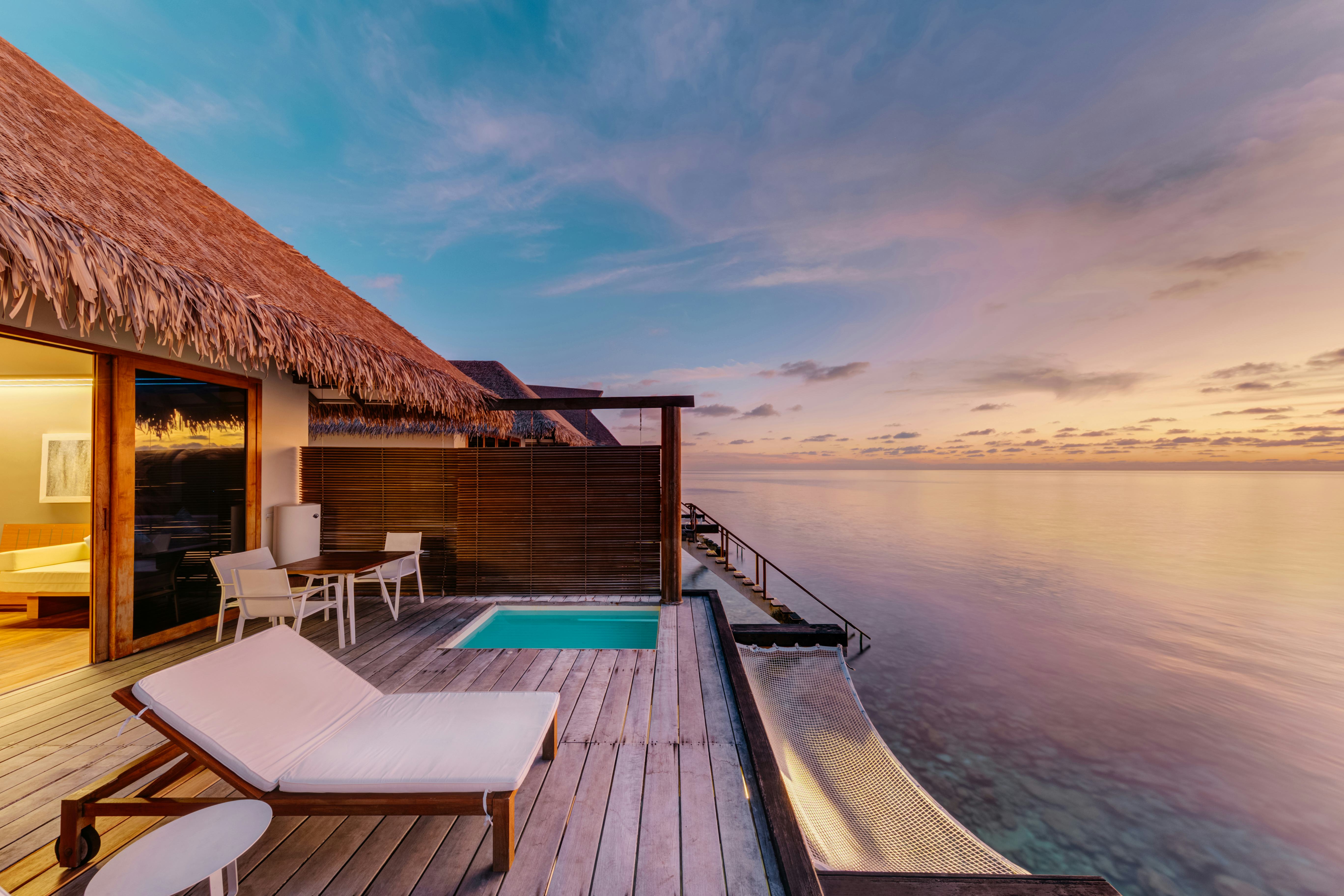 cinnamon-velifushi-maldives-sunset-water-bungalow-with-jacuzzi-01_11048