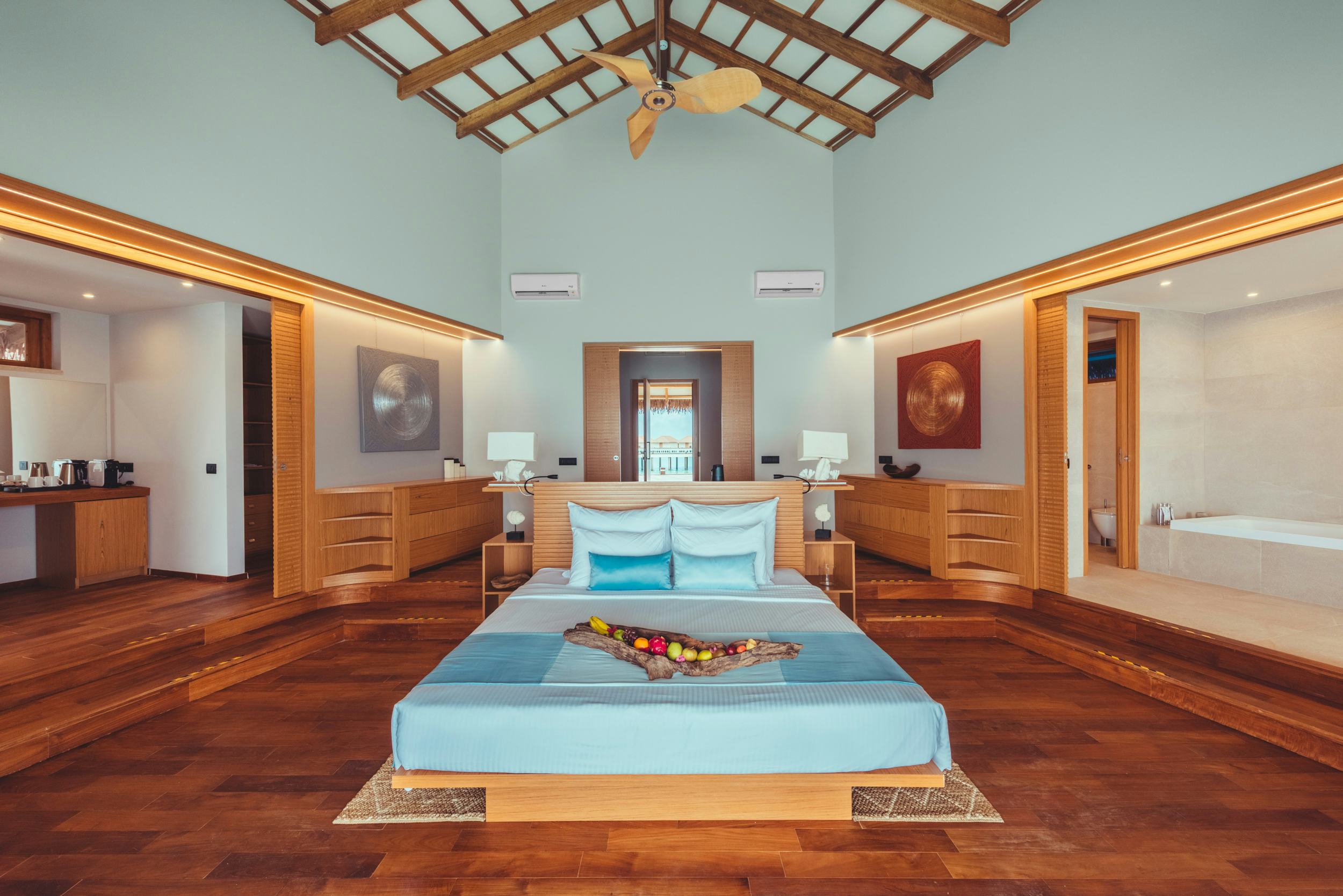 cinnamon-velifushi-maldives-sunset-water-bungalow-with-jacuzzi-02_11048