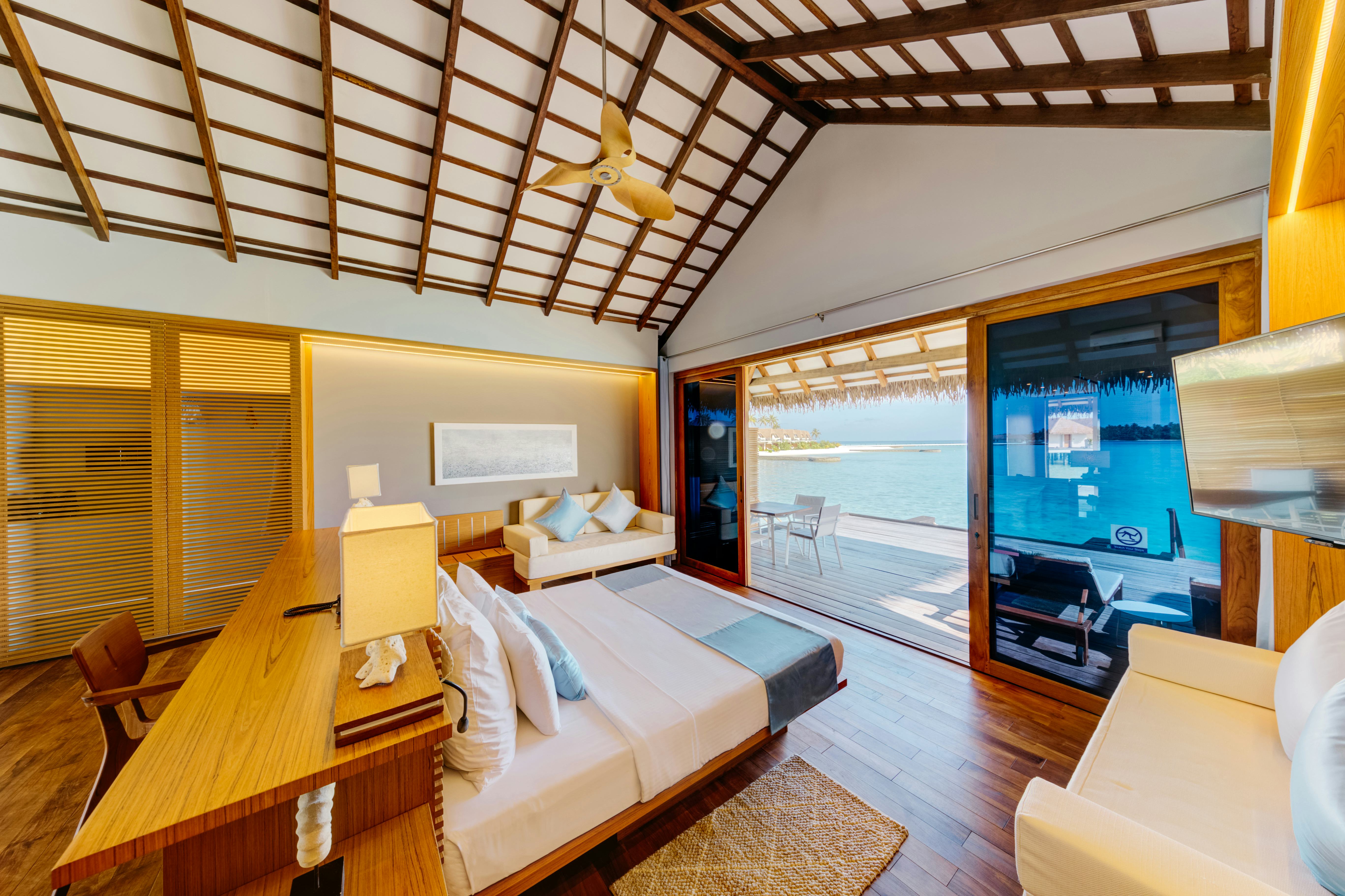 cinnamon-velifushi-maldives-water-bungalow_11048