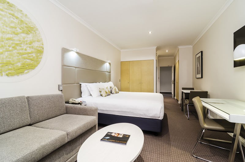 clarion-suites-gateway-melbourne-australia-studio-room_1165