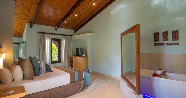 coco-de-mer-hotel-and-black-parrot-suites-seychelles-standard-room-01_2578