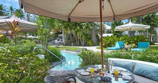 Luxury Swim-Up Poolside Room