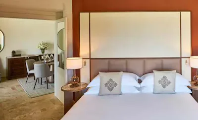 KING DELUXE SUITE WITH SEA VIEW THOLOS