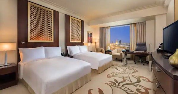 conrad-dubai-king-two-double-beds-skyline-view-rooms_3012