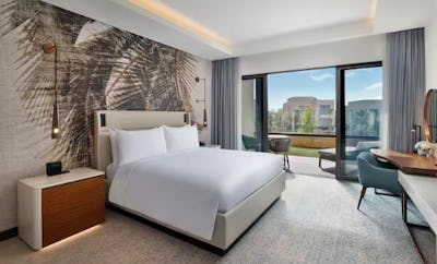 KING DELUXE ACCESSIBLE ROOM