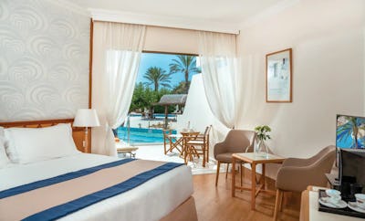 Superior Swim-up room with communal pool