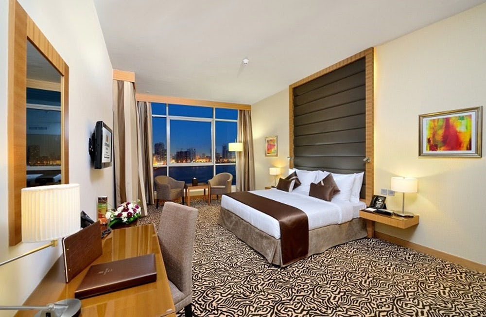 copthorne-hotel-sharjah-lagoon-view-room-with-one-king-bed_7171