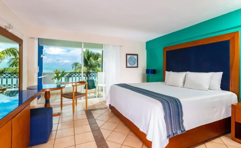 crown-paradise-golden-puerto-vallarta-mexico-deluxe-ocean-front-king_9244