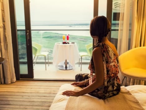 crowne-plaza-abu-dhabi-yas-island-2-single-beds-standard-sea-view-balcony_2126