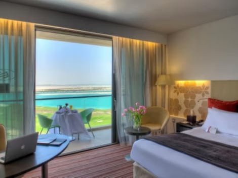 crowne-plaza-abu-dhabi-yas-island-premium-room_2126