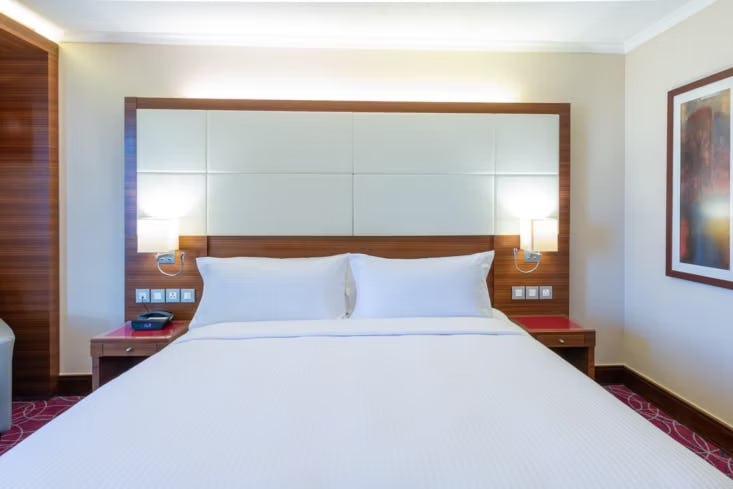 1 King Standard Club Lounge Access