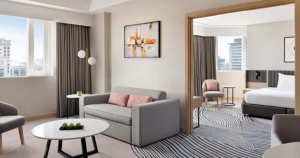 crowne-plaza-dubai-jumeirah-hotel-1-king-1-bedroom-suite-01_12348