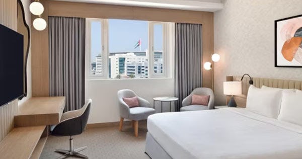 crowne-plaza-dubai-jumeirah-hotel-1-king-standard-top-floor-01_12348