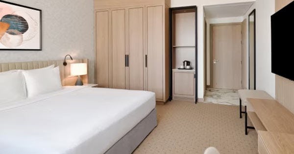 crowne-plaza-dubai-jumeirah-hotel-standard-room-01_12348