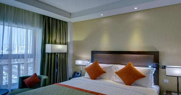 crowne-plaza-madinah-king-bed-with-city-view_10833