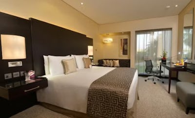 1 King Standard Pool View