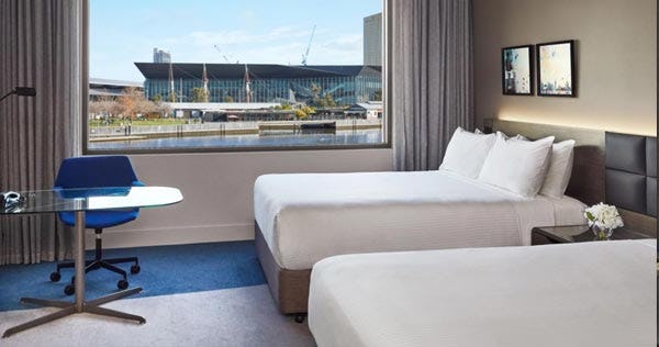 crowne-plaza-melbourne-2-double-bed-river-view_5566