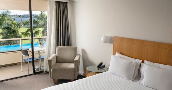 crowne-plaza-perth-guest-room-01_1190