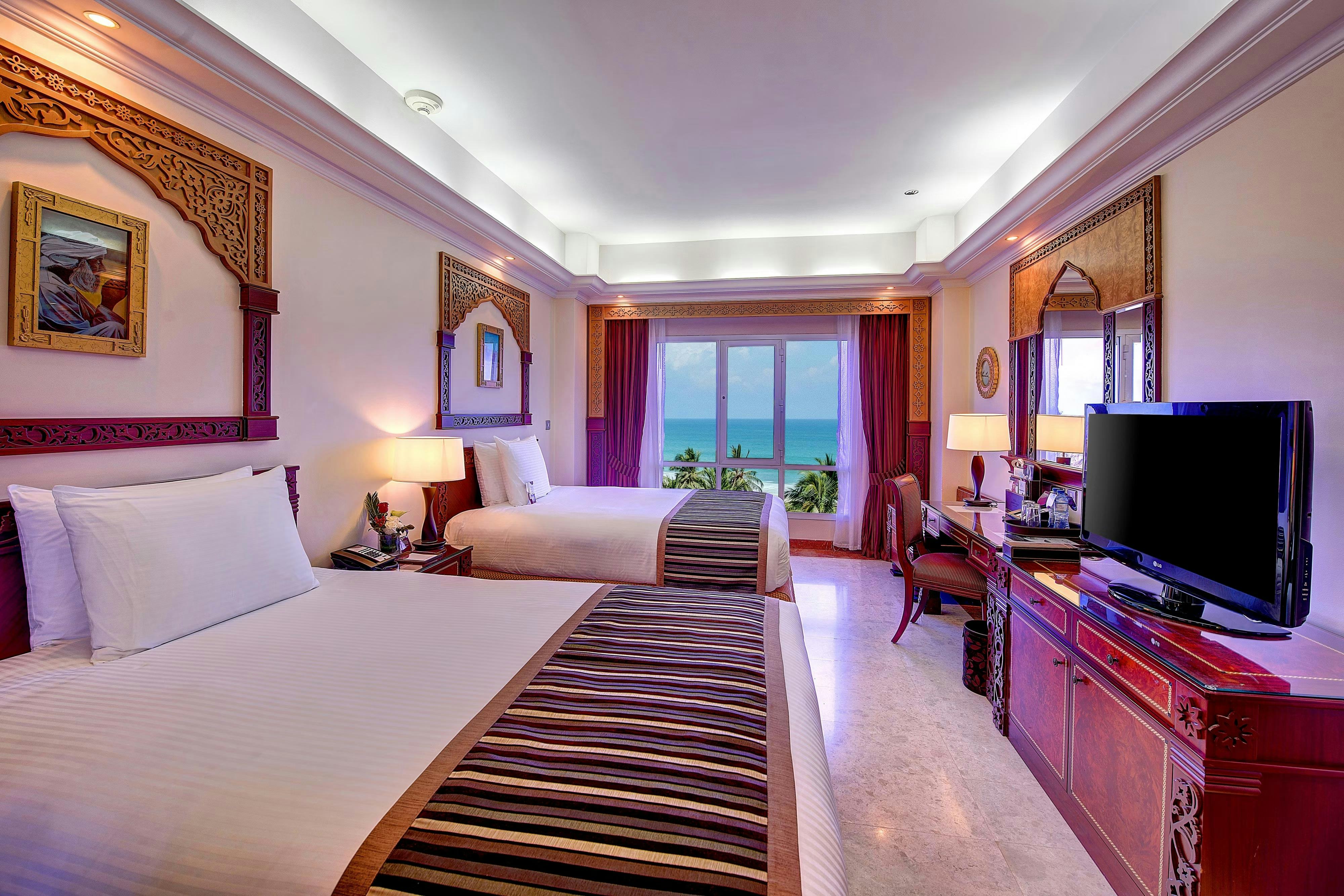 crowne-plaza-resort-salalah-an-ihg-hotel-oman-royal-suite-01_4781