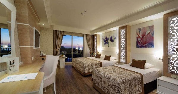 crystal-sunset-luxury-resort-spa-standard-room-02_11598