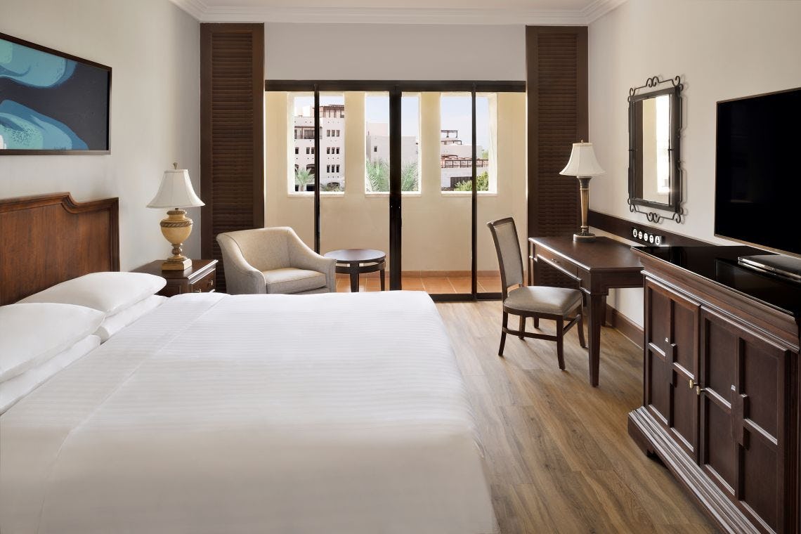 dead-sea-marriott-resort-and-spa-jordan-executive-suite_5555