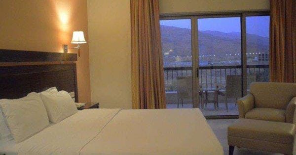 dead-sea-spa-resort-jordan-deluxe-room-mountain-view-01_11818