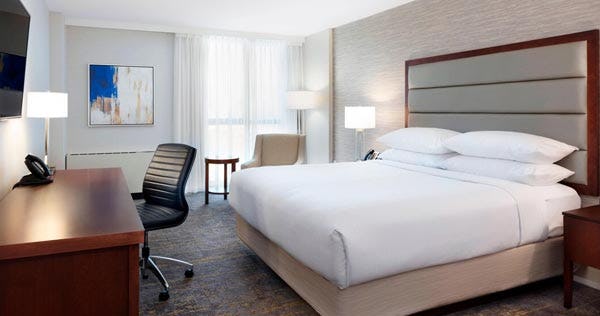 delta-hotels-by-marriott-burnaby-conference-centre-vancouver-guest-room-1-king-bed_10692