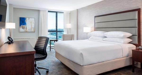 delta-hotels-by-marriott-burnaby-conference-centre-vancouver-guest-room-1-king-city-view_10692