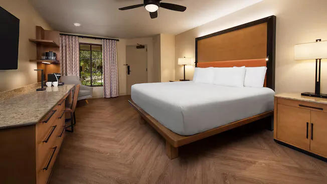 disneys-coronado-springs-resort-orlando-king-bed_740