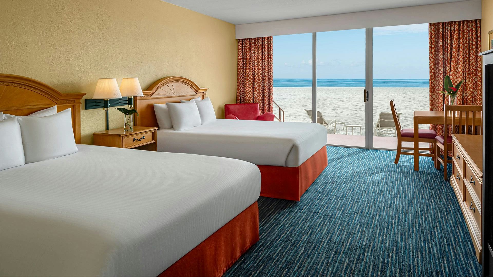 Beachfront w/ Patio 2 Queen Beds