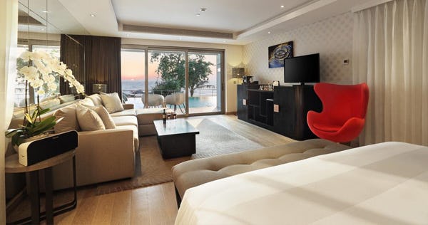 double-six-luxury-hotel-bali-premium-suite-pool-access-ocean-view-02_11317
