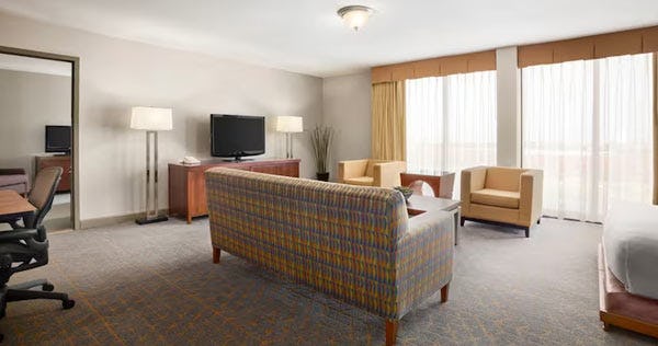 doubletree-by-hilton-dfw-airport-north-suite-01_5722