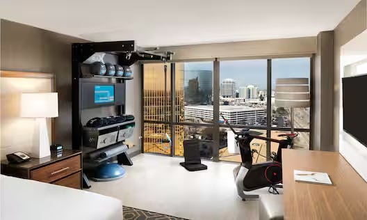 1 KING BED FITNESS ROOM W/FULL BAY