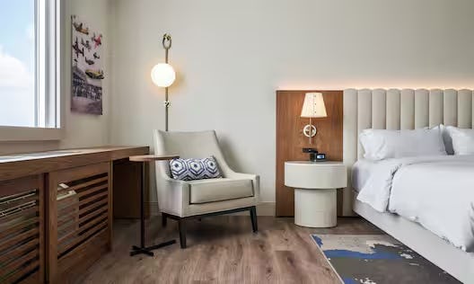 1 KING MOBILITY ACCESS W/BATHTUB-REFRIGERATOR