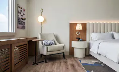 1 KING MOBILITY ACCESS W/BATHTUB-REFRIGERATOR