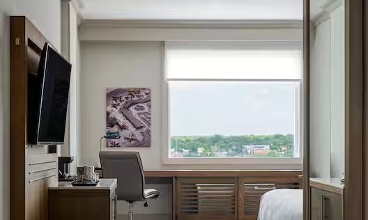 1KNG MOBILITY ACCESS W/BATHTUB-FRIDGE-MICROWV