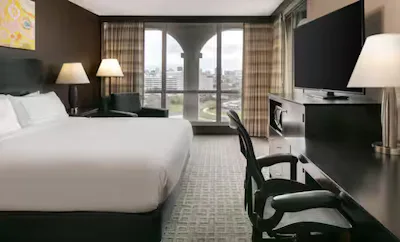 1 KING BED WITH BALCONY-NONSMOKING