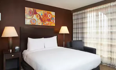 1 QUEEN BED-NONSMOKING