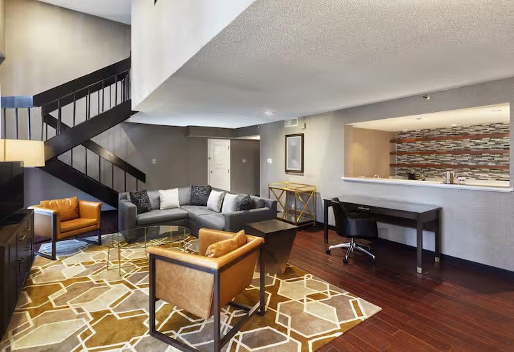 1 King 2 Room-2 Floors W/fridge and Microwave