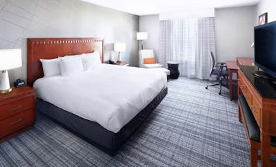 1 King 2 Room Suite W/fridge and Microwave