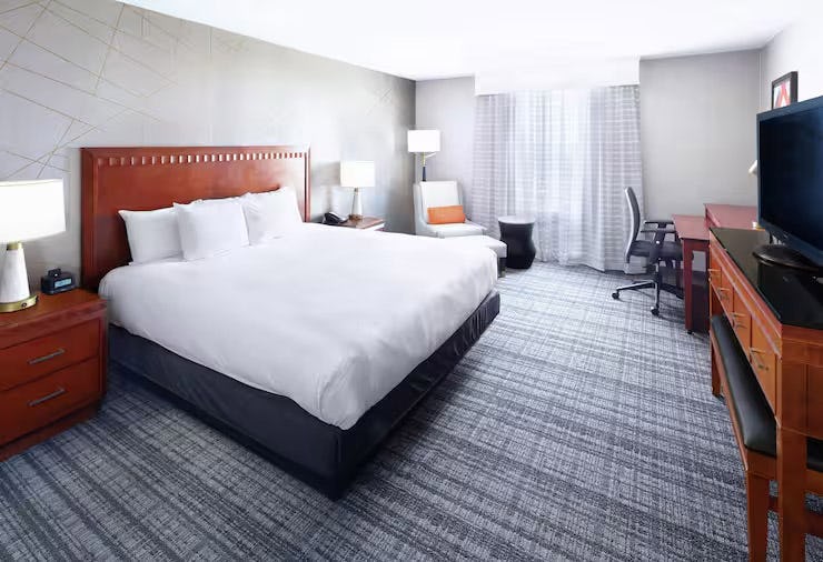 1 King Bed Non-smoking W/comp Wifi